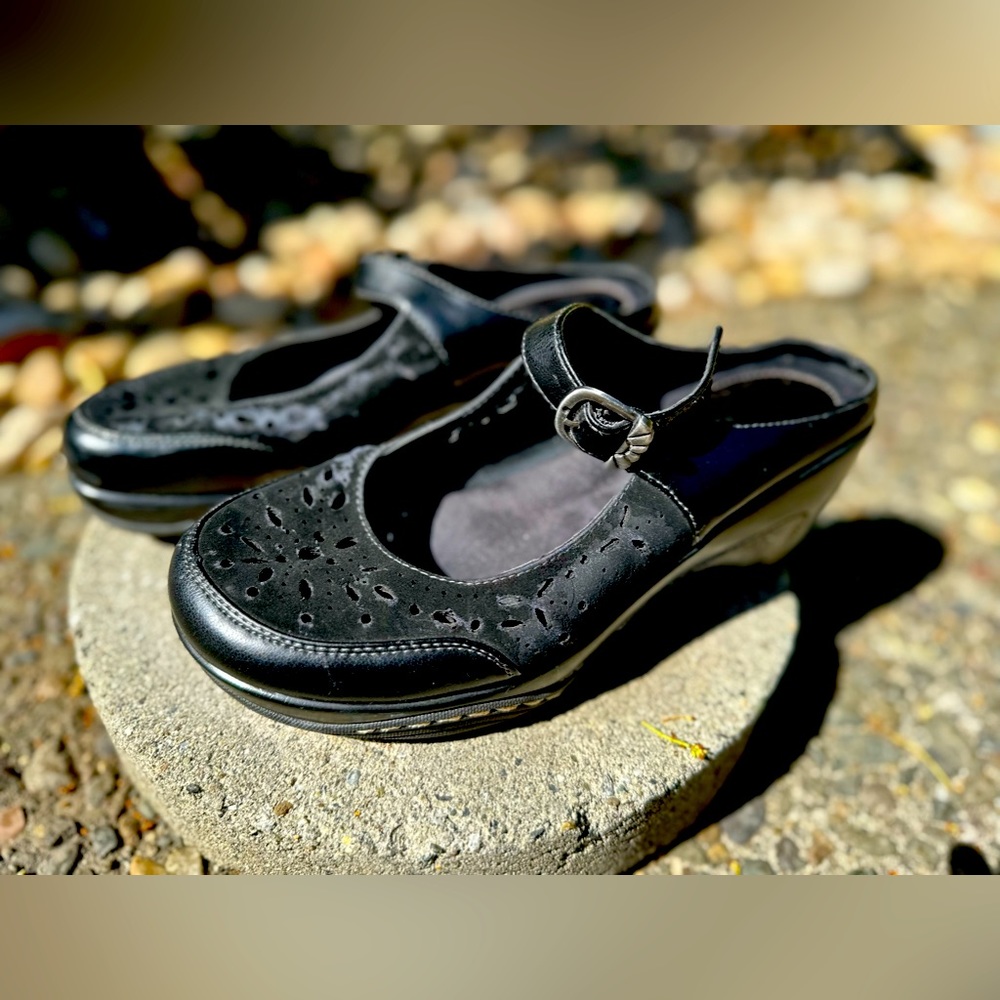 Size 10W slip-on wedge shoes, black